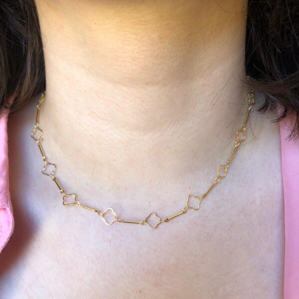 Colar Curto Flor Vazada Folheada Em Ouro 18k - Image 2